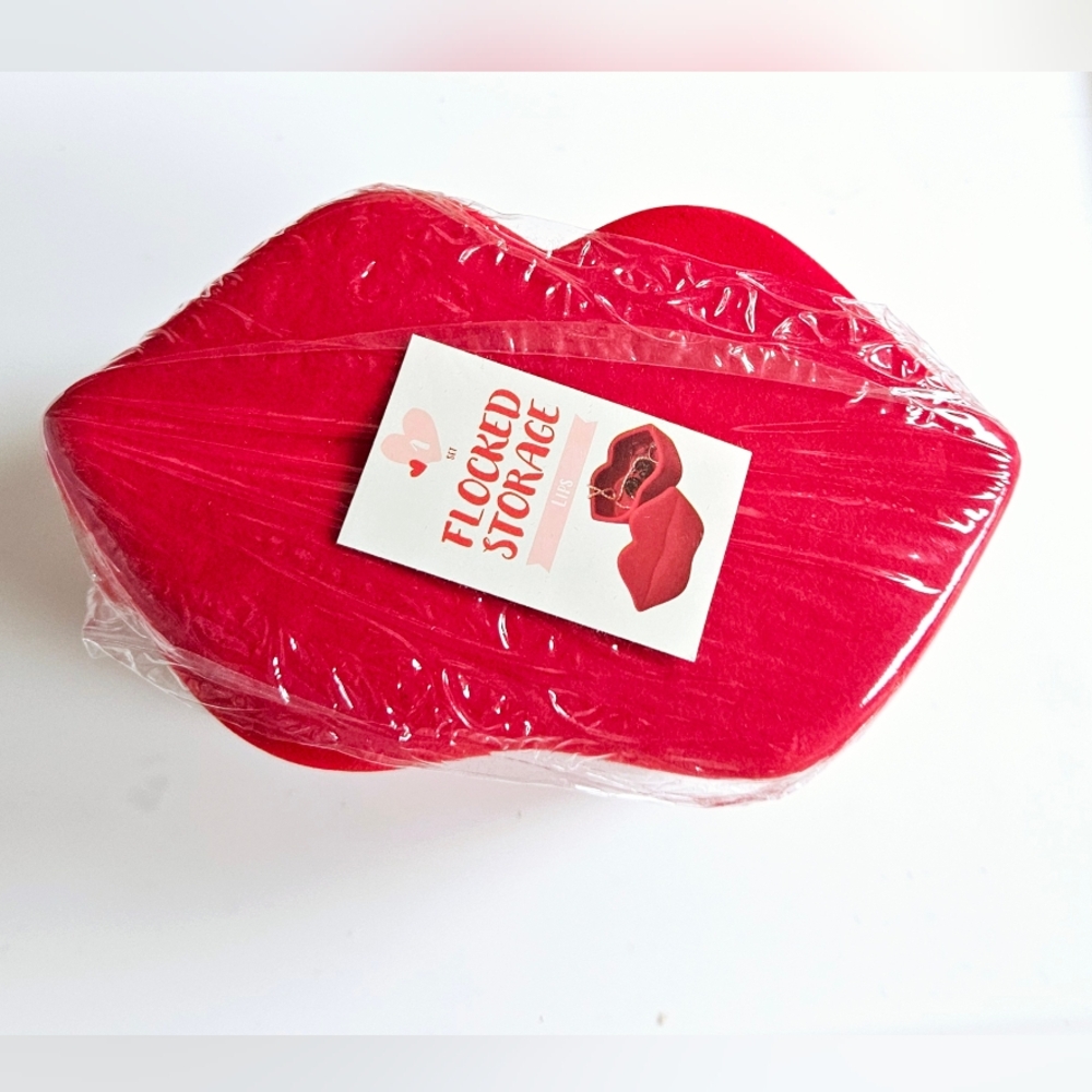 NWT PORCELAIN & FAUX VELVET FLOCKED JEWELRY BOX: RED LIPS!
